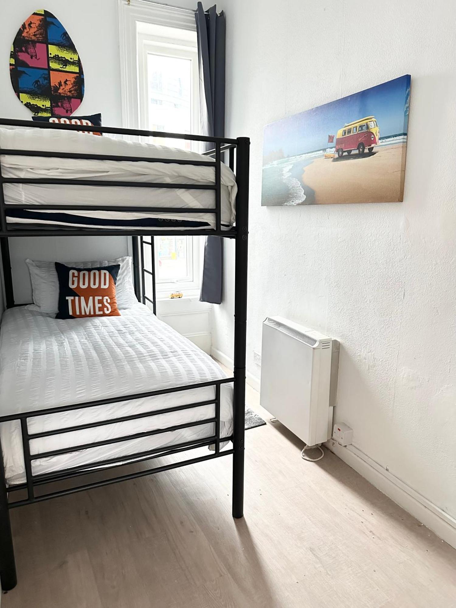 The City Surfer Apartment - By Coastline Retreats - Parking Included - Sleeps 5 - City Centre ボーンマス エクステリア 写真