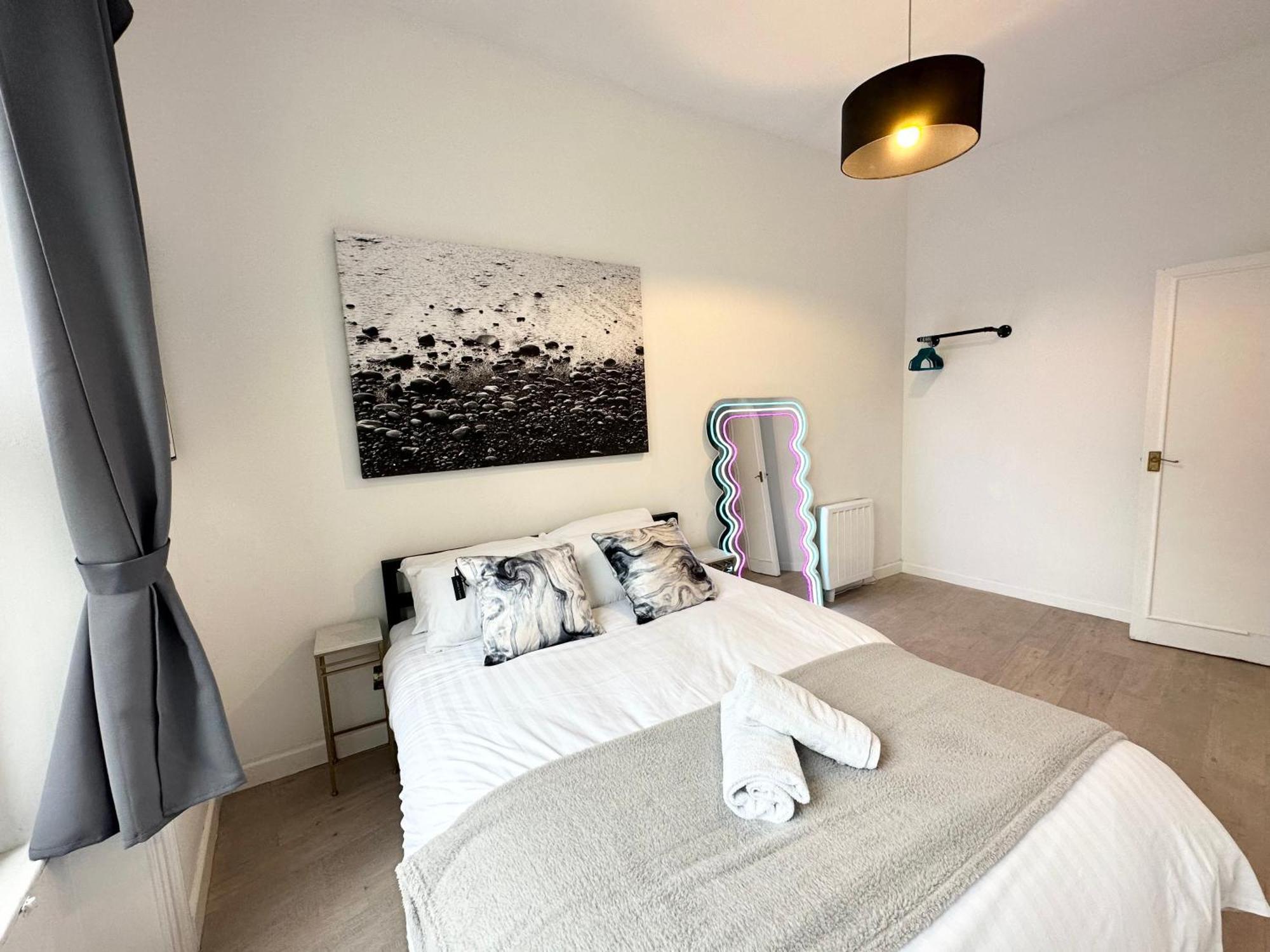 The City Surfer Apartment - By Coastline Retreats - Parking Included - Sleeps 5 - City Centre ボーンマス エクステリア 写真