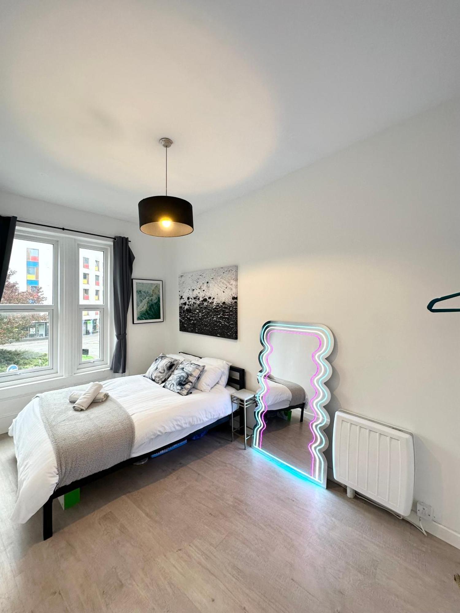 The City Surfer Apartment - By Coastline Retreats - Parking Included - Sleeps 5 - City Centre ボーンマス エクステリア 写真