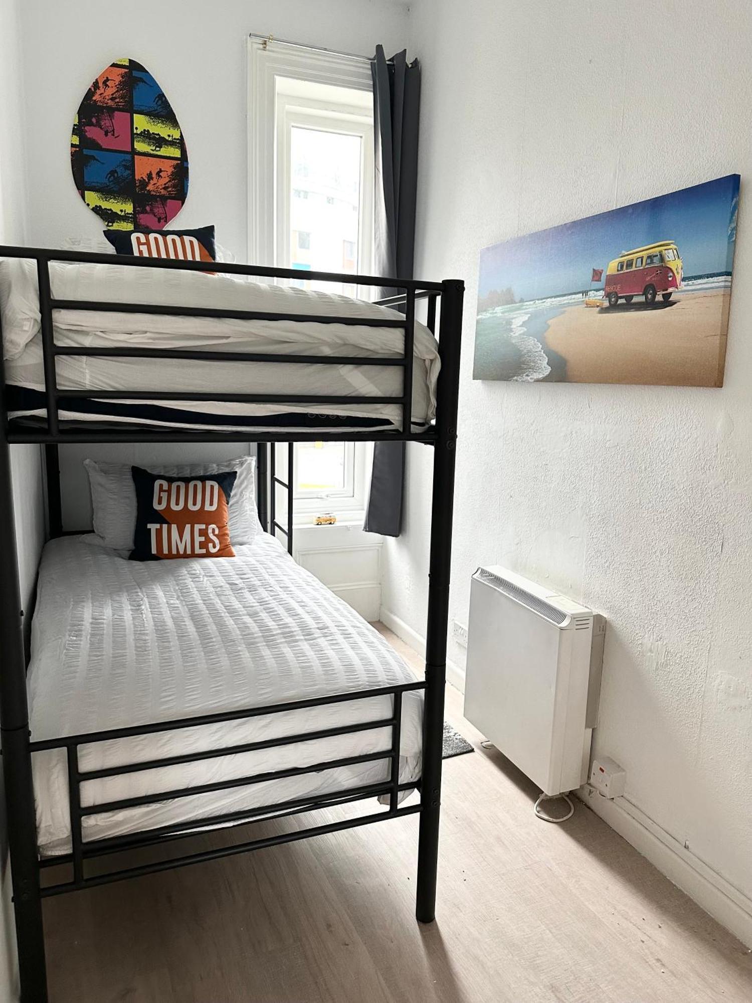 The City Surfer Apartment - By Coastline Retreats - Parking Included - Sleeps 5 - City Centre ボーンマス エクステリア 写真