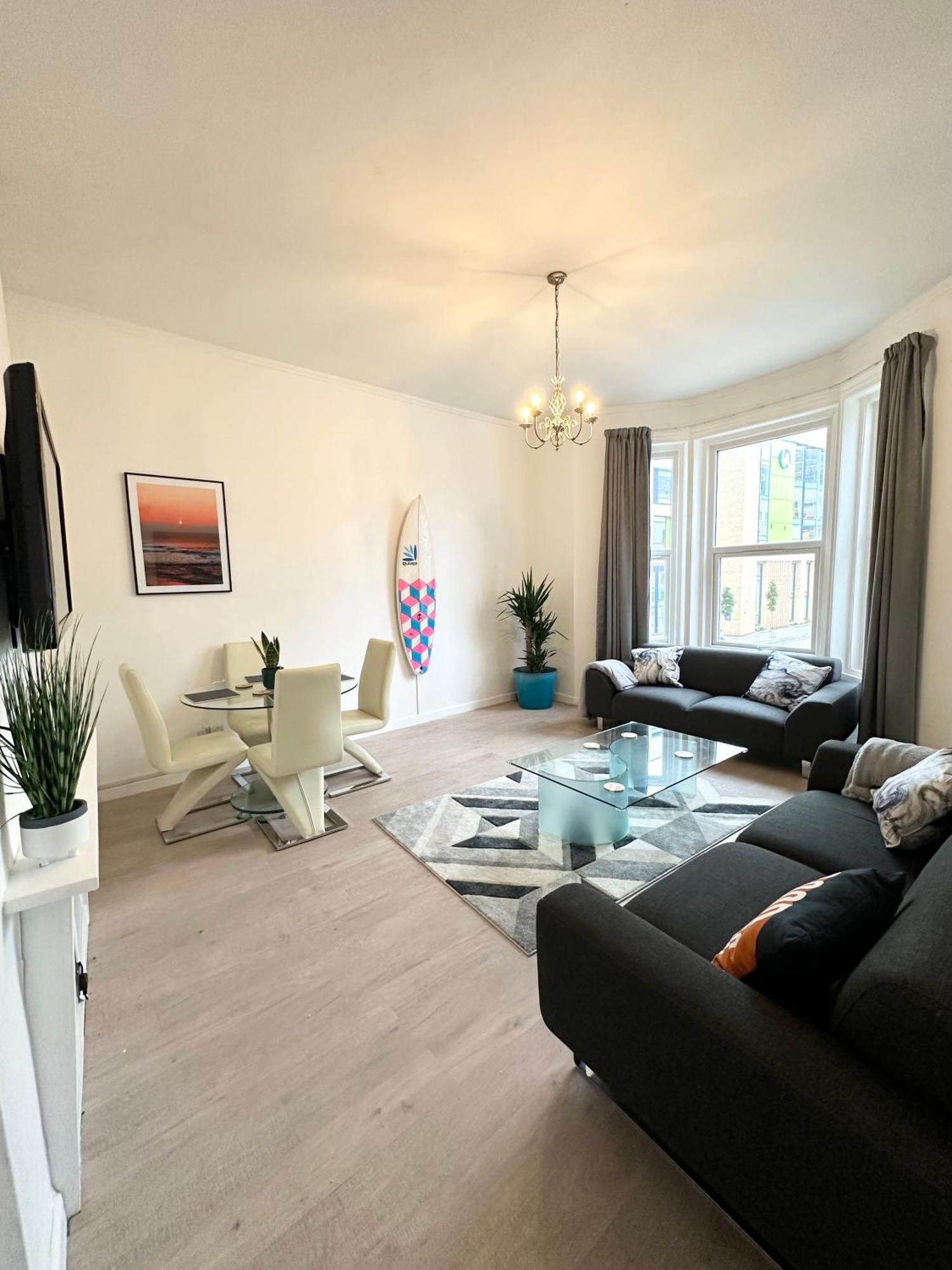 The City Surfer Apartment - By Coastline Retreats - Parking Included - Sleeps 5 - City Centre ボーンマス エクステリア 写真